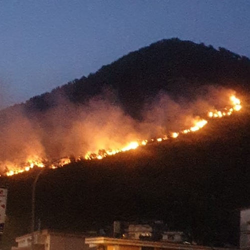 Vasto incendio nella notte a Cava de' Tirreni, apprensione e paura in località Citola
