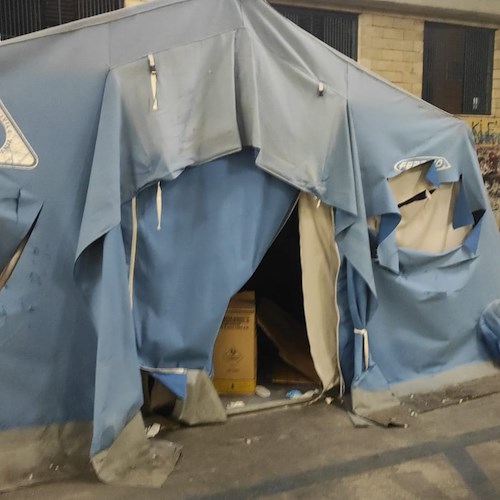 Vergogna a Cava de' Tirreni, vandali squarciano la tenda dell'Usca 