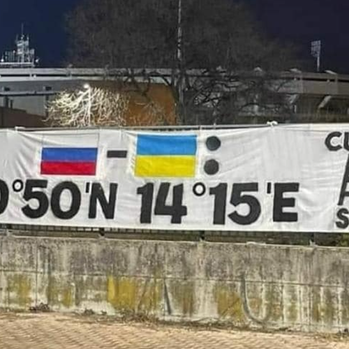 Vergogna a Verona: striscione degli ultrà Hellas incita Russia e Ucraina a bombardare Napoli