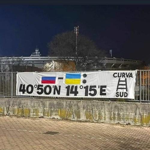 Vergogna a Verona: striscione degli ultrà Hellas incita Russia e Ucraina a bombardare Napoli