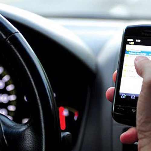 «Via la patente a chi usa smartphone alla guida», la proposta di Polstrada