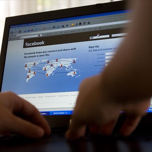 Vietri sul Mare: adescava bambine su Facebook con profili falsi, 40enne nei guai