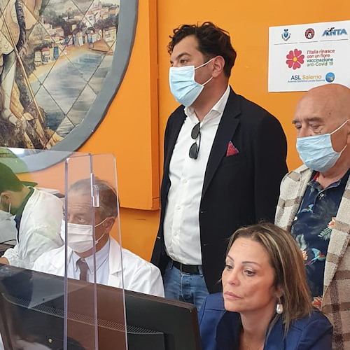 Vietri sul Mare, De Simone: «Chi si è vaccinato fuori comune farà richiamo all'hub locale» 