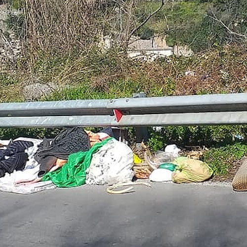 Vietri sul Mare, dopo una settimana rimossi i rifiuti abbandonati sulla SP75 Avvocatella 