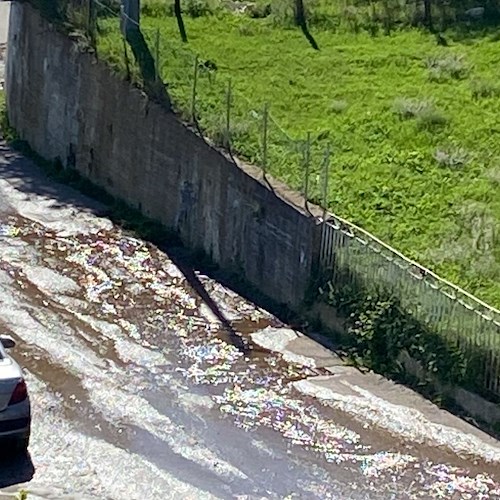 Vietri sul Mare, grossa perdita d'acqua in Via Iaconti. Comitato Civico Dragonea segnala all'Ausino: «Succede spesso»