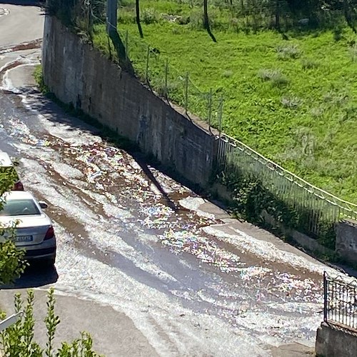 Vietri sul Mare, grossa perdita d'acqua in Via Iaconti. Comitato Civico Dragonea segnala all'Ausino: «Succede spesso»