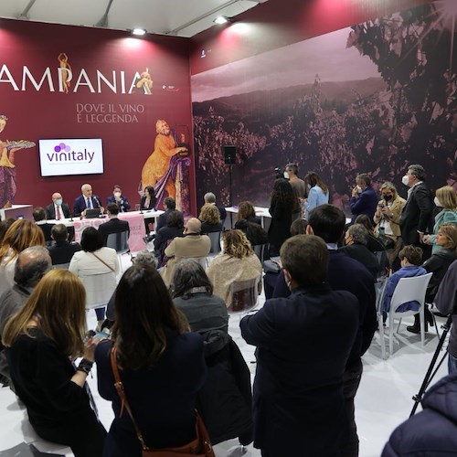 Vinitaly, Caputo lancia il modello Campania: «Vitigni autoctoni, enoturismo e branding regionale per competere sui mercati esteri»