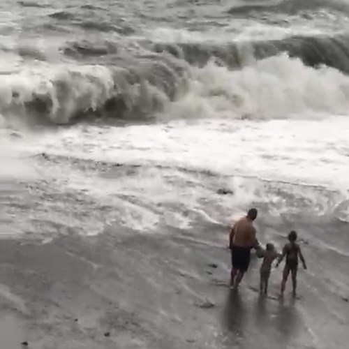 Violenta mareggiata in Costiera Amalfitana e lui porta i figli in spiaggia: padre incosciente [VIDEO]