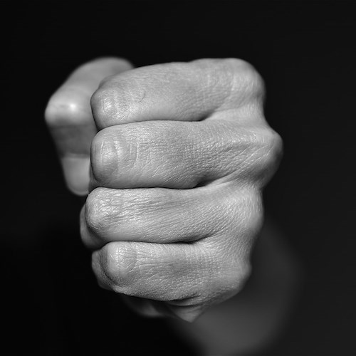 Violenza a Battipaglia, ex consigliere comunale picchiato dai figli adottivi