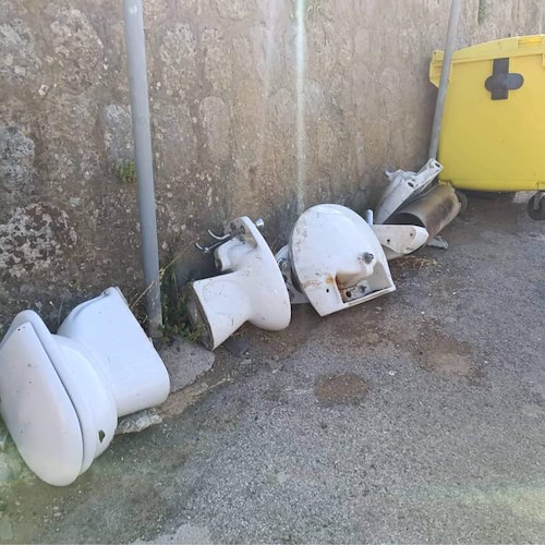 Water abbandonati in strada a Dragonea, Comune di Vietri annuncia installazione di telecamere spia 