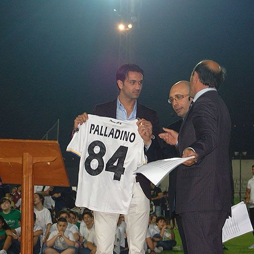 Palladino dona la sua maglia al Presidente Bisogno...