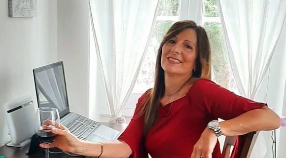 A Cava de' Tirreni gli "Aperi... libri", tra calici di vino e cocktail si presenta il libro “Alba” di Antonella Alari Esposito