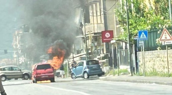 Auto in fiamme a Cava de' Tirreni: l'intervento dei vigili del fuoco