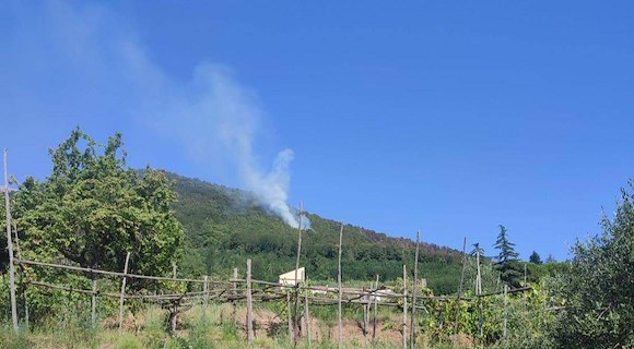 Cava de’ Tirreni, incendio sul Monte Crocelle