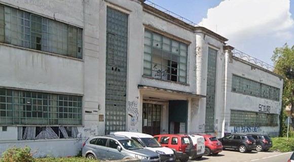 Cava de' Tirreni, precipita all'interno dell'ex stabilimento Di Mauro: giovane in ospedale 