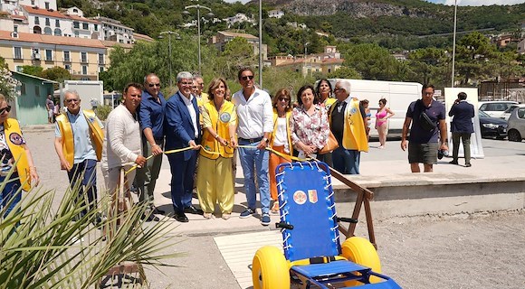 Il mare di Vietri è più accessibile: nuova passerella e sedia JOB gratuita per persone con disabilità