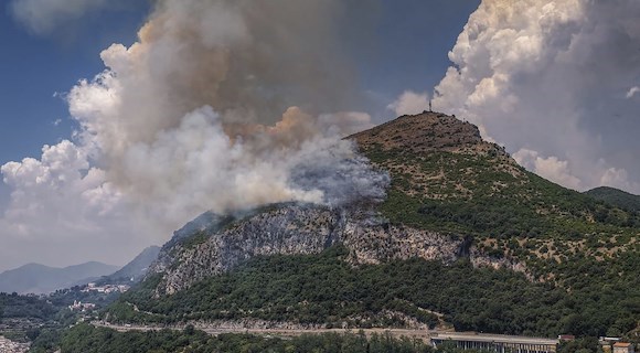 Incendio su Monte San Liberatore: colonna di fumo visibile a chilometri di distanza 