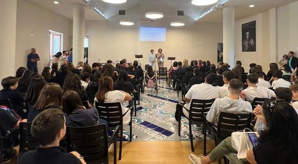 “La gentilezza moltiplica la gentilezza”: il Liceo De Filippis-Galdi celebra la Giornata mondiale degli insegnanti