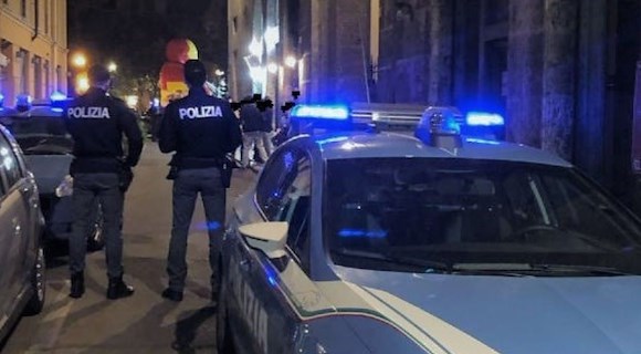 Movida a Cava de' Tirreni: Daspo urbano per due giovanissimi sorpresi con droga e tirapugni