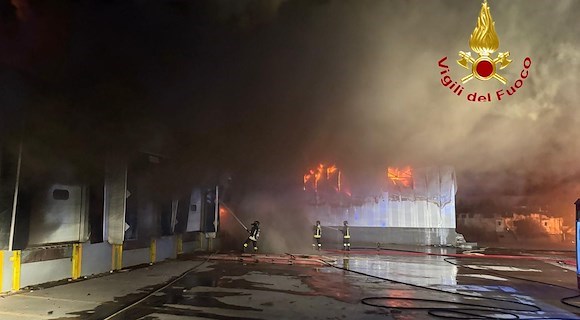 Pontecagnano, maxi incendio in un'azienda agricola: in fiamme capannone di 2000 mq