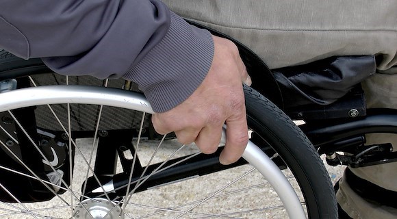 Ruba carrozzina a disabile: straniero arrestato per ricettazione a Battipaglia 