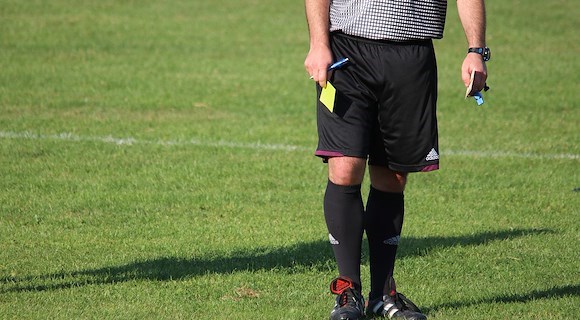 Salerno, arbitro minorenne aggredito da un genitore al campo di Fratte 