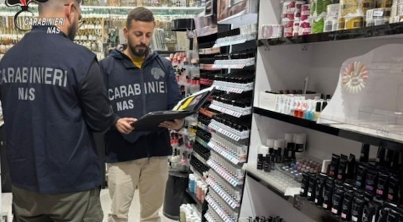 Salerno, sequestrate 60 confezioni di cosmetici pericolosi per la salute: titolare denunciato