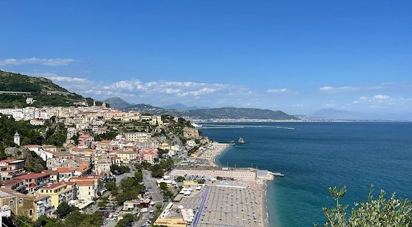 Si ferisce dopo tuffo in mare a Vietri sul Mare: in ospedale 15enne di Cava de' Tirreni 