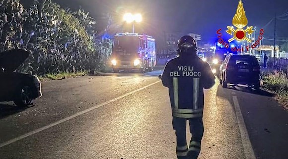 Terribile incidente sulla SS18: cinque auto distrutte, otto feriti