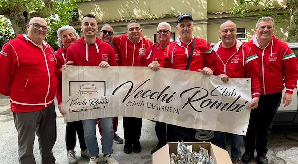 Uova, colombe e sorrisi: la solidarietà del Club Vecchi Rombi a Cava de' Tirreni