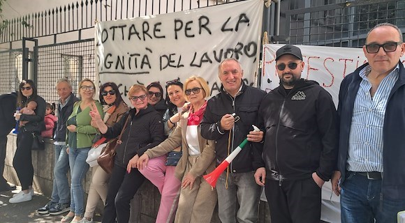 Vertenza Villa delle Rose di Cava de' Tirreni: lavoratori in protesta davanti alla sede dell'Asl Salerno