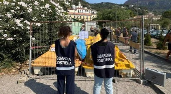 Vietri sul Mare: sequestrati dalla Capitaneria di Porto di Salerno 28 ombrelloni e 43 lettini sul litorale