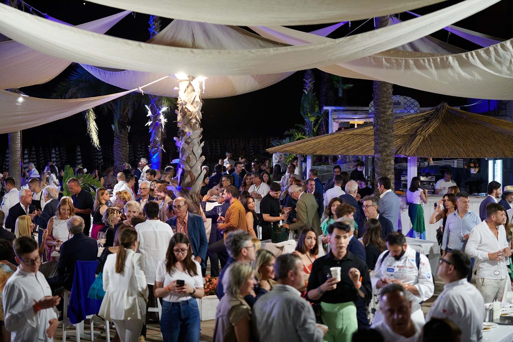 Il Portico - Tutto pronto per "Buonissimi 2023", il charity event alle Rocce  Rosse del Lloyd's Baia Hotel di Vietri sul Mare